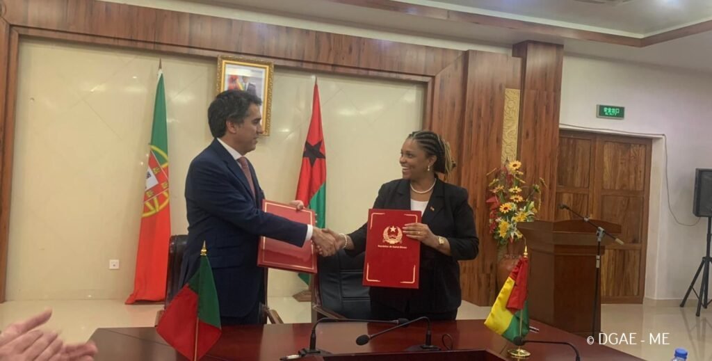 Secretário de Estado dos Negócios Estrangeiros e Cooperação de Portugal, Francisco André, assinou em janeiro de 2023 com a ministra dos Negócios Estrangeiros da Guiné-Bissau, Suzi Barbosa, o acordo de cooperação destinado à criação da Escola Portuguesa da Guiné-Bissau