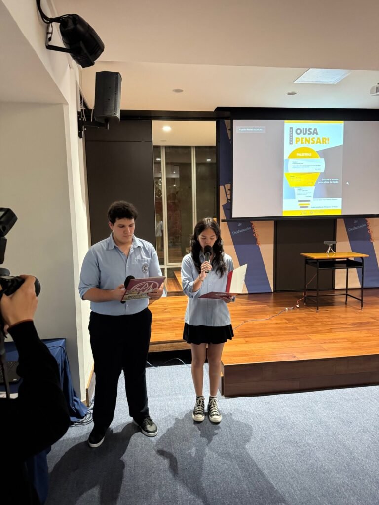 alunos da Escola Portuguesa de Macau falam em sessão filosófica
