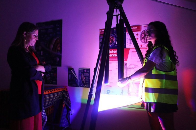 EPM-CELP — «Mãos na Ciência» no 26.º aniversário Experiência científica na EPM-CELP durante as comemorações do 26.º aniversário: demonstração com luzes e equipamento em sala escura.