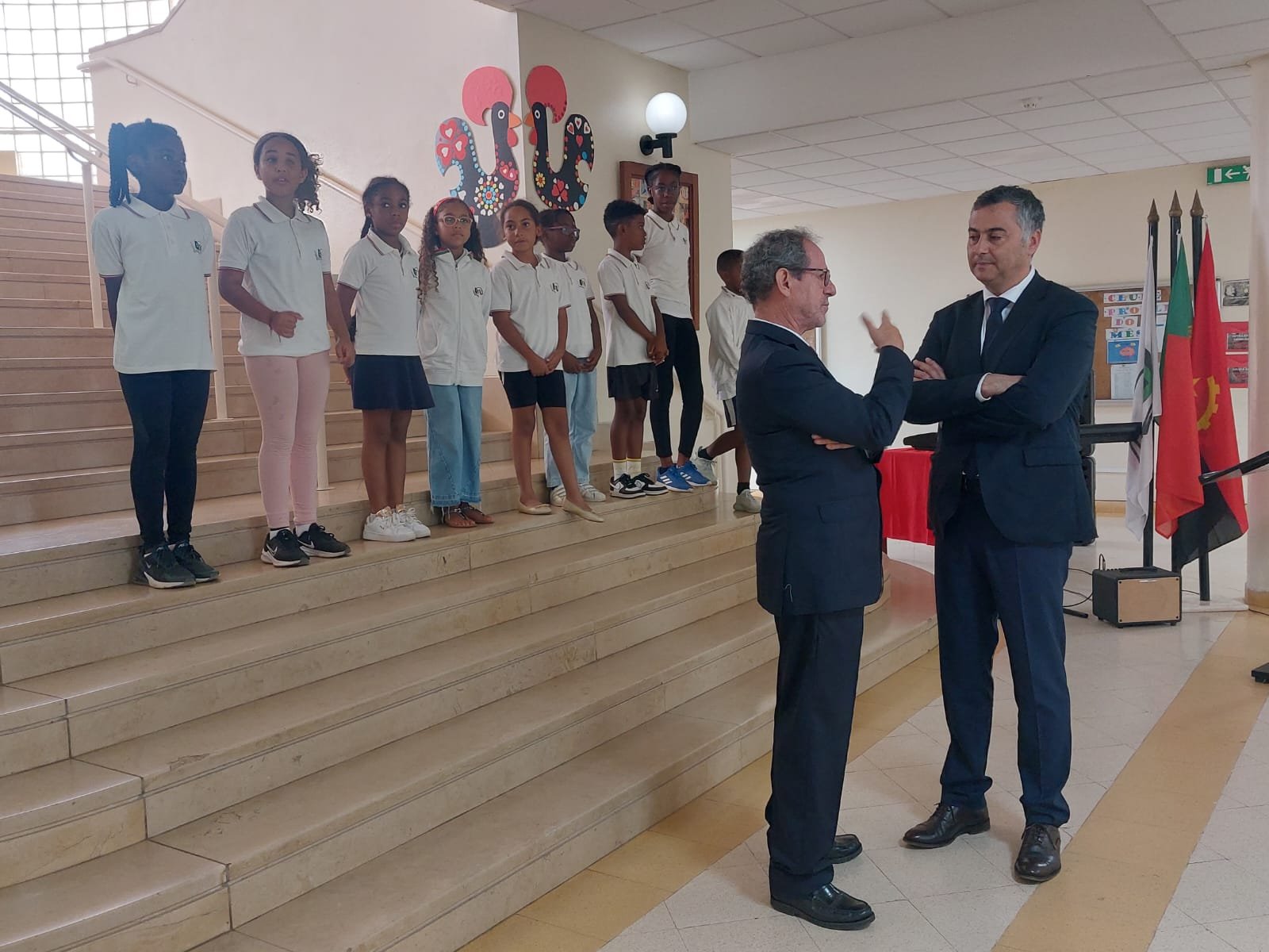 Eduardo Fernandes, presidente da Comissão Administrativa Provisória da Escola Portuguesa de Luanda, e Fernando Alexandre (de frente), ministro da Educação, Ciência e Inovação de Portugal nas instalações da EPLuanda.