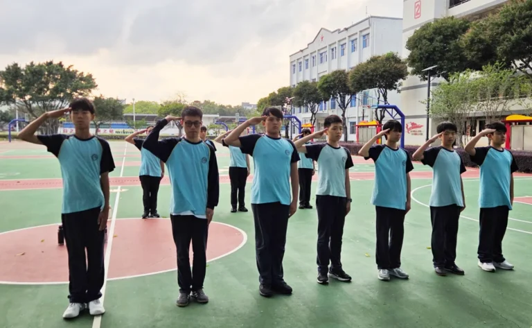 alunos da Escola Portuguesa de Macau em treino militar
