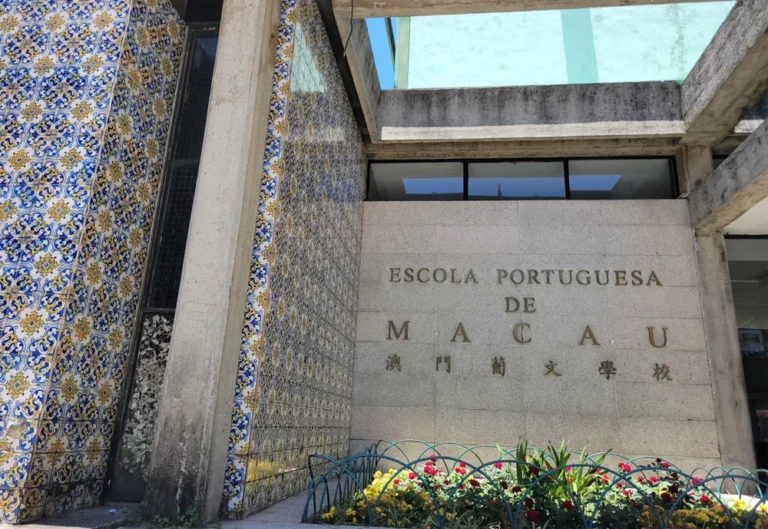 fachada da Escola Portuguesa de Macau