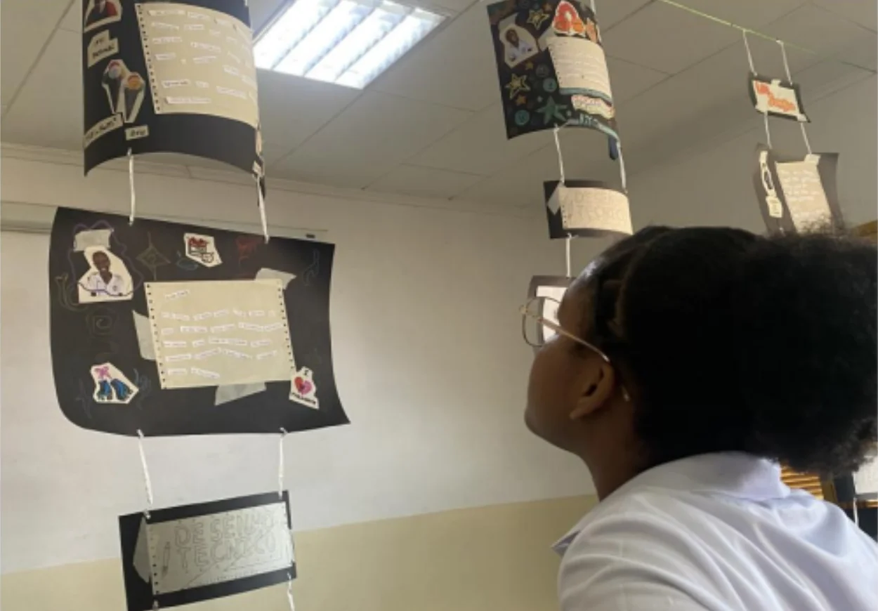 aluna observa objetos em exposição na Escola Portuguesa de São Tomé e Príncipe