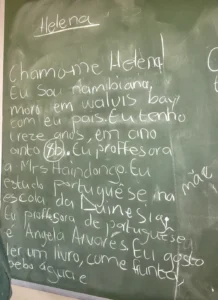 NAMÍBIA | Escrever a giz no quadro na condição de ser em português