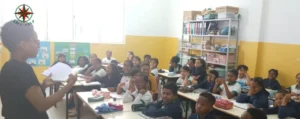 sala de aula com alunos e professora