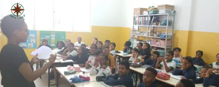 sala de aula com alunos e professora