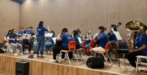 orquestra no palco da Escola Portuguesa de Cabo Verde