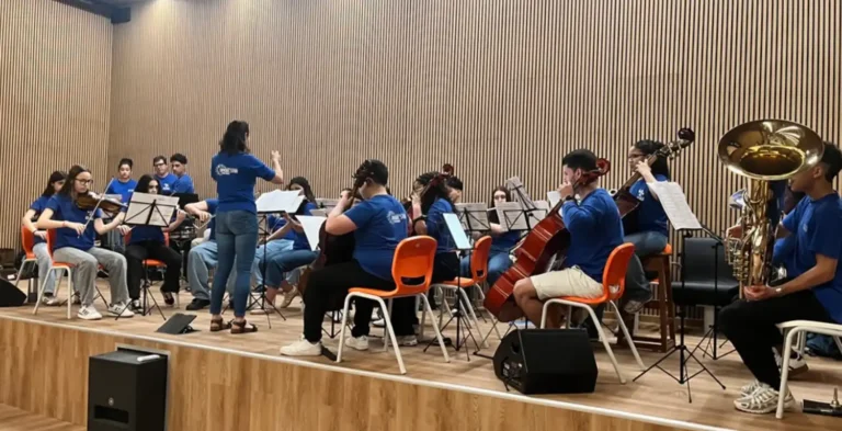 orquestra no palco da Escola Portuguesa de Cabo Verde