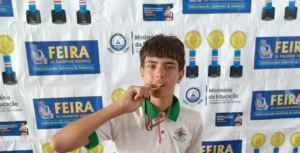 aluno com medalha desportiva