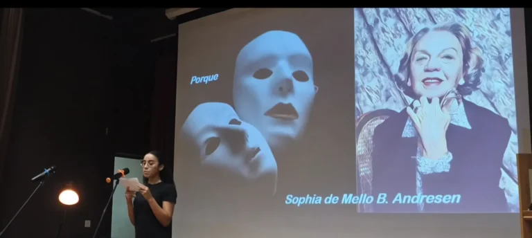 aluna declama poesia na Escola Portuguesa de Luanda