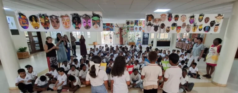 exposição de máscaras africanas na Escola Portuguesa de Luanda
