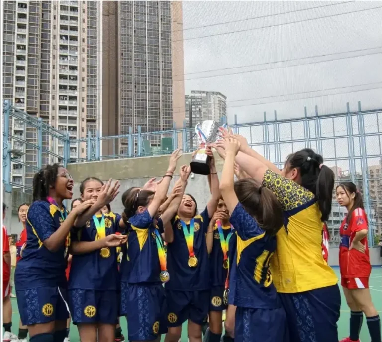 equipa de futebol da Escola Portuguesa de Macau levanta a taça