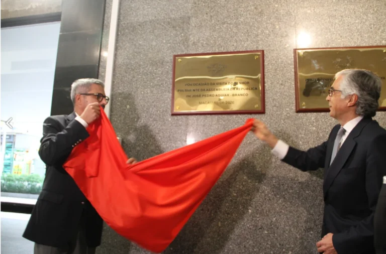 presidente da Assembleia da República de Portugal descerra placa sinalizadora na Escola Portuguesa de Macau