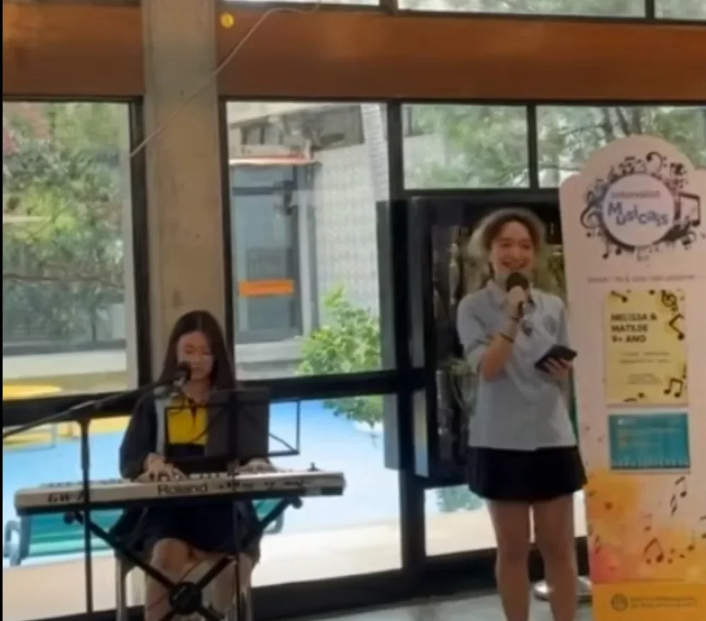 alunas tocam e cantam no átrio da Escola Portuguesa de Macau
