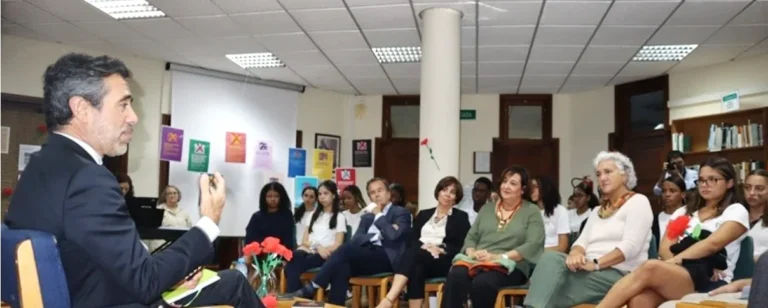 debate sobre democracia na Escola Portuguesa de Moçambique