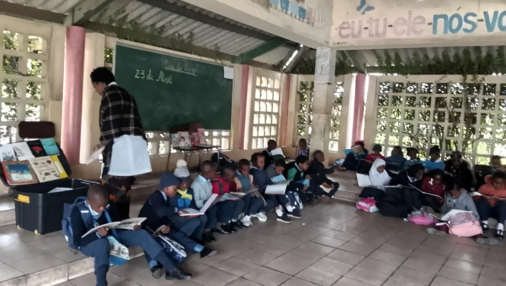 sala de aula de escola pública de Moçambique
