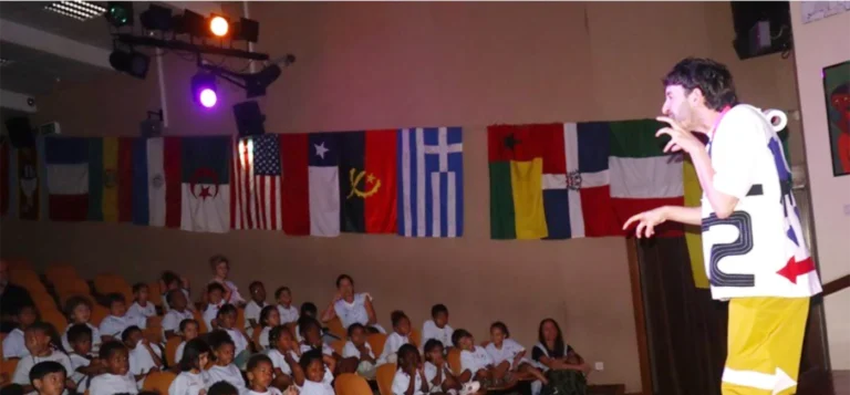 cena de teatro infantil na Escola Portuguesa de Moçambique