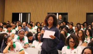 Aluna da Escola Portuguesa de Cabo Verde intervém na 3.ª tertúlia filosófica
