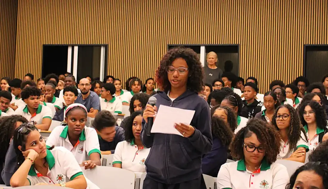 Aluna da Escola Portuguesa de Cabo Verde intervém na 3.ª tertúlia filosófica