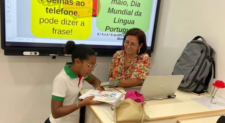 Aluna declamara poesia ao telefone no Polo do Mindelo da Escola Portuguesa de Cabo Verde