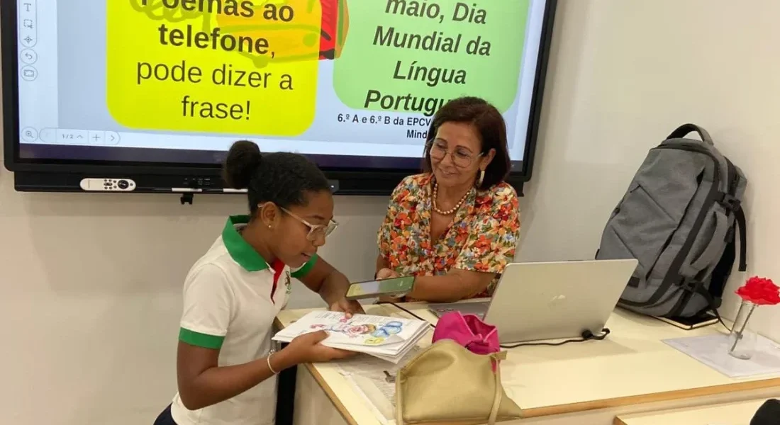 Aluna declamara poesia ao telefone no Polo do Mindelo da Escola Portuguesa de Cabo Verde