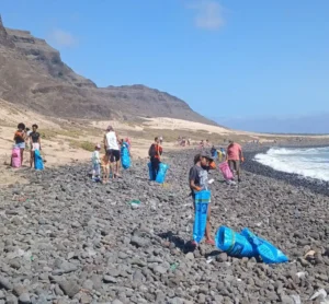 Limpeza de praia na zona Norte da Baía em Cabo Verde