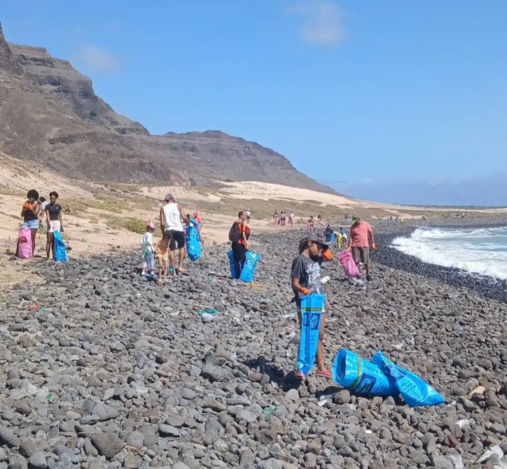 Limpeza de praia na zona Norte da Baía em Cabo Verde