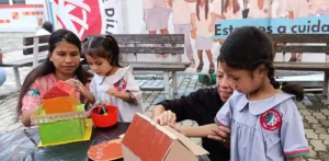 familiares decoram casa de «papel» das crianças da Escola Portuguesa de Díli