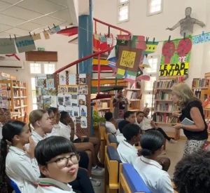 Escritora portuguesa Luísa Costa Gomes conversa com alunos na biblioteca da Escola Portuguesa de Luanda