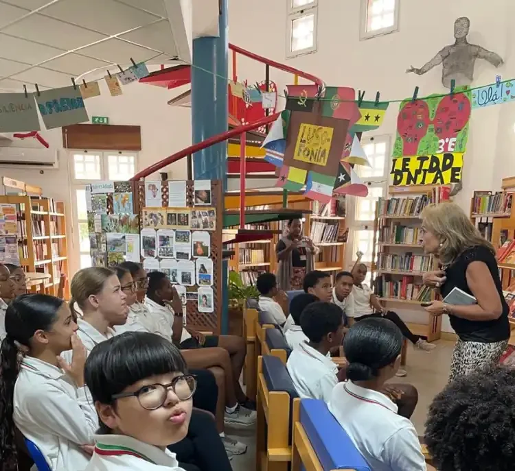 Escritora portuguesa Luísa Costa Gomes conversa com alunos na biblioteca da Escola Portuguesa de Luanda