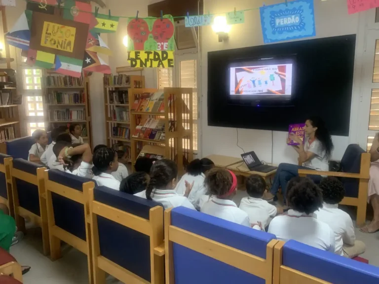 Encarregada de educação narra uma história na biblioteca da Escola Portuguesa de Luanda