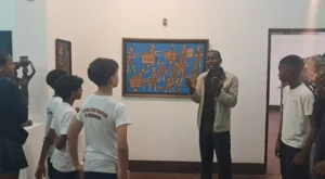 Alunos da Escola Portuguesa de Moçambique visitam exposição em Maputo.