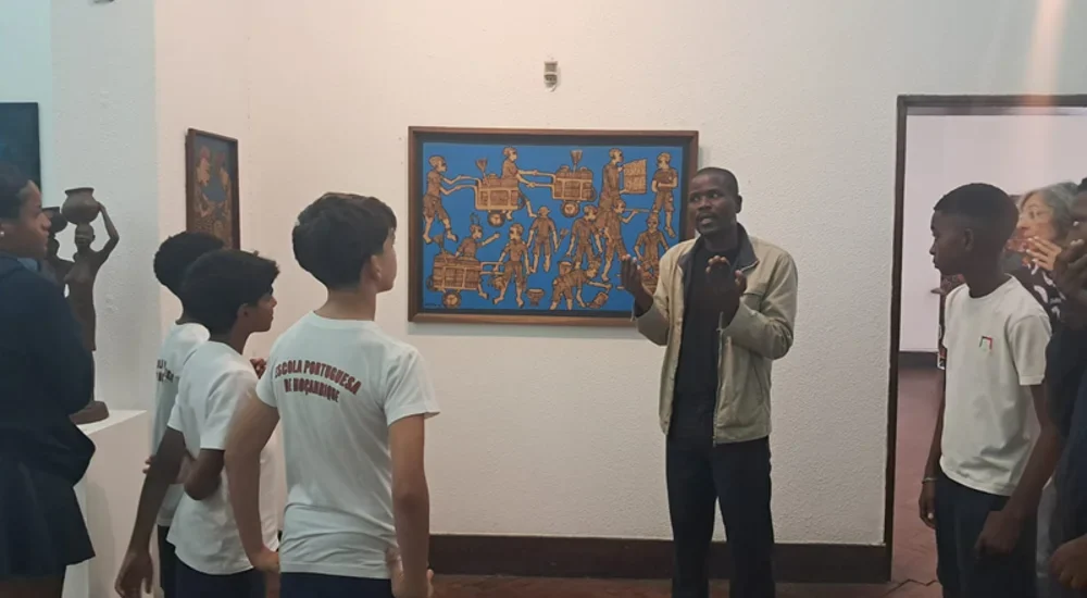 Alunos da Escola Portuguesa de Moçambique visitam exposição em Maputo.