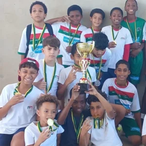 Alunos da Escola Portuguesa de Moçambique exibem troféu conquistado no futsal