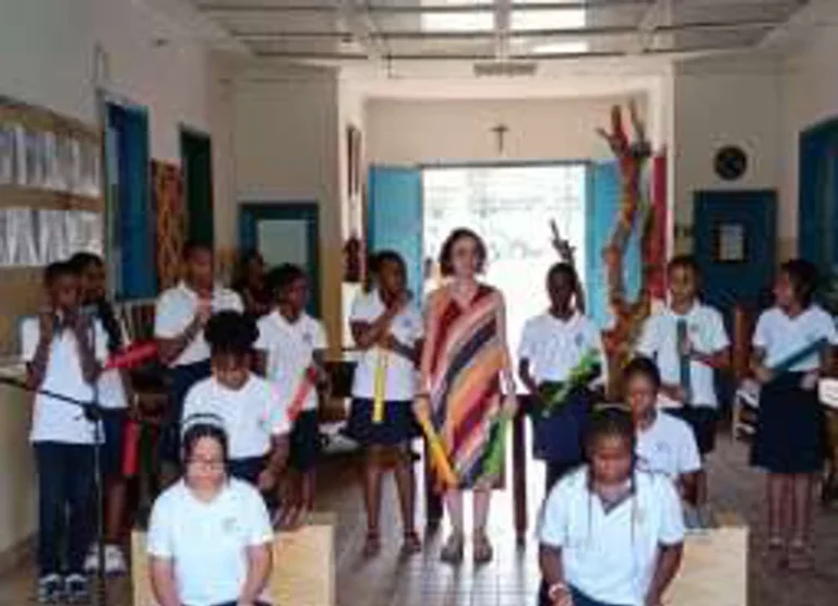Alunos da Escola Portuguesa de São Tomé e Príncipe tocam e cantam.