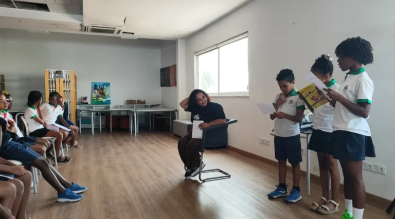 Encontro da escritora Janine Oliveira com alunos da Escola Portuguesa de Cabo Verde