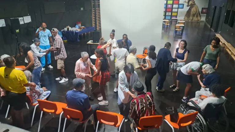 Alunos e idosos convivem na Escola Portuguesa de Cabo Verde.