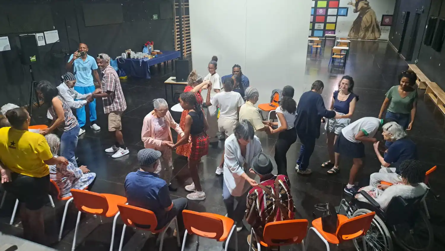 Alunos e idosos convivem na Escola Portuguesa de Cabo Verde.