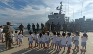 crianças da Escola Portuguesa de Díli visitam barco da Marinha no porto de Díli