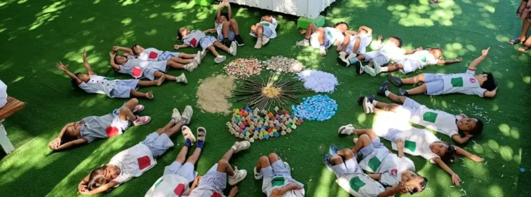 Crianças da Escola Portuguesa de Díli coreografam mandala humana