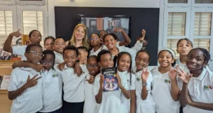 alunos do 4.º ano da Escola Portuguesa de Luanda com a autora portuguesa Rute Bernardes