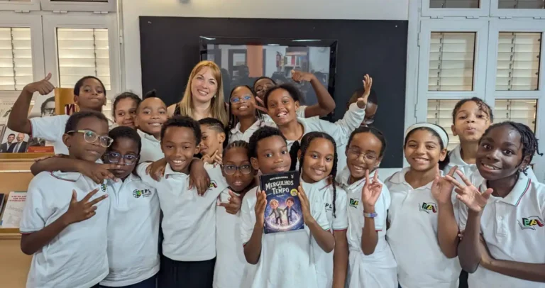alunos do 4.º ano da Escola Portuguesa de Luanda com a autora portuguesa Rute Bernardes