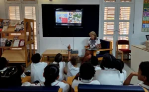 Alunos da Escola Portuguesa de Luanda participam na atividade «Avó, onde estavas no 25 de Abril»