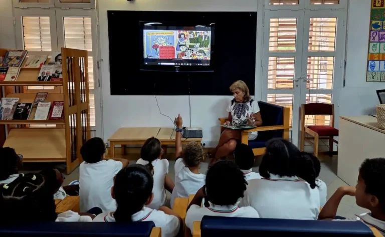Alunos da Escola Portuguesa de Luanda participam na atividade «Avó, onde estavas no 25 de Abril»
