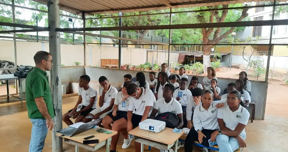 Alunos da Escola Portuguesa de Luanda envolvidos em atividades na horta pedagógica