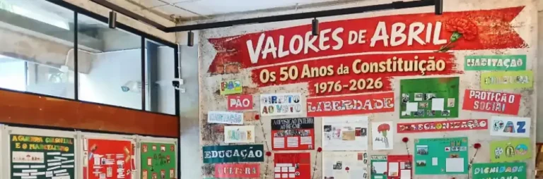 cartazes do 25 de Abril na Escola Portuguesa de Macau